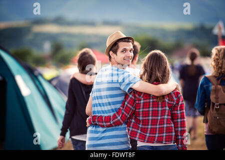 Ragazzi ad un festival estivo Foto Stock