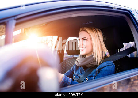 Donna alla guida di una vettura Foto Stock