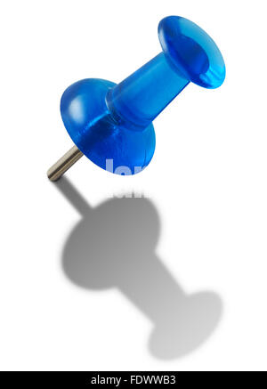 Blue push-pin isolato su uno sfondo bianco, percorso di clipping incluso. Foto Stock