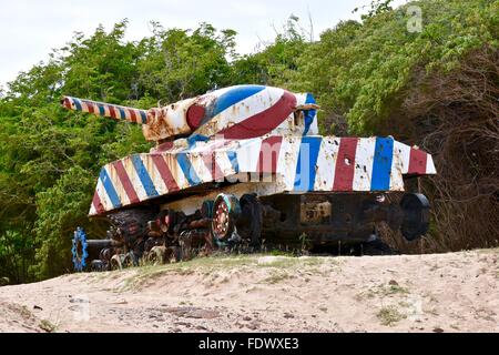 Il vecchio serbatoio militare abbandonato sulla spiaggia di flamenco di Culebra Island, Puerto Rico, STATI UNITI D'AMERICA Foto Stock