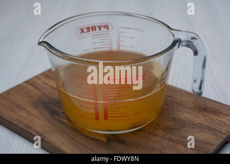 Vetro Pyrex 1 litro caraffa graduata Foto stock - Alamy