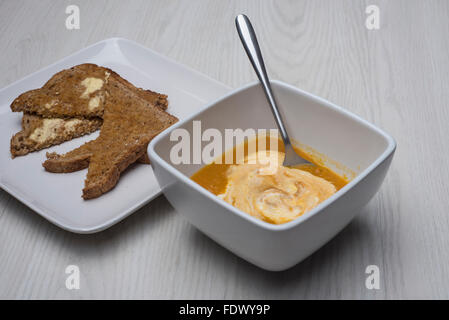 In casa di carote e coriandolo zuppa di pane tostato caldo Foto Stock