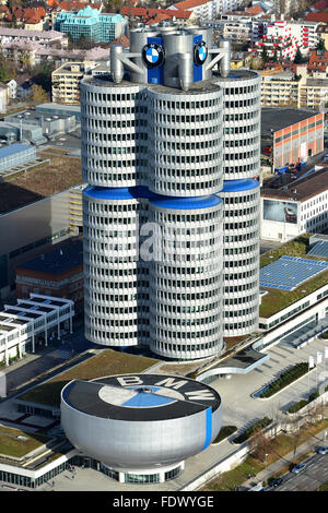 Muenchen, Germania, che si affaccia sul museo BMW e la torre di BMW Foto Stock