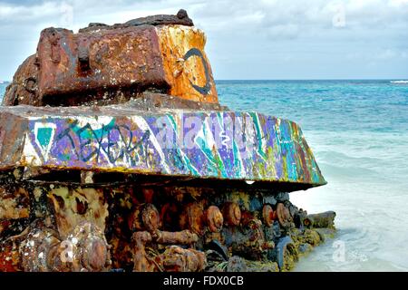 Il vecchio serbatoio militare abbandonato sulla spiaggia di flamenco di Culebra Island, Puerto Rico, STATI UNITI D'AMERICA Foto Stock