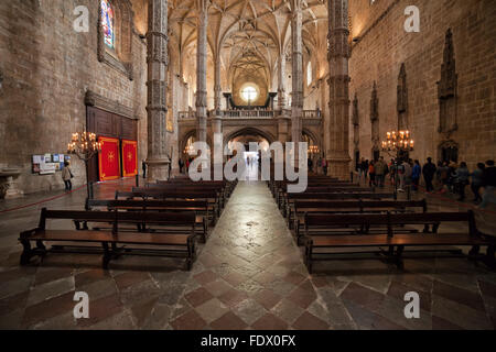 Il Portogallo, Lisbona, navata e il coro della chiesa di Santa Maria presso il Monastero di Jeronimos Foto Stock