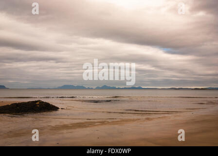Le isole di rum di Eigg e Muck nelle Ebridi Interne, visto dal cantare Sands, a Ardnamurchan, Scozia Foto Stock