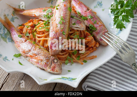 Triglia di scoglio pesce su spaghetti Foto Stock