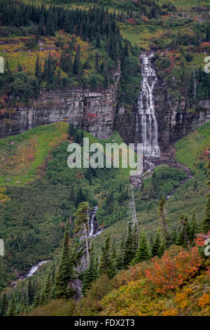 Cascata circondata da colori autunnali Foto Stock