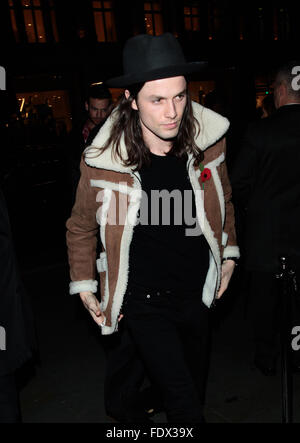 Londra, UK, 3 Novembre 2015: James Bay arriva per il Burberry Festive Premiere del film a Londra Foto Stock