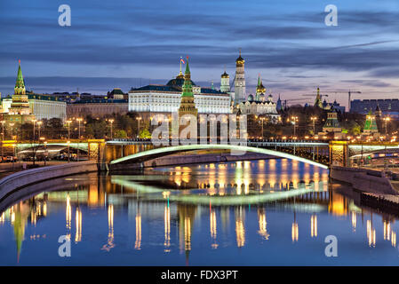 Vista su Bolshoy Kamenny Bridge e il Cremlino al mattino, Russia Foto Stock