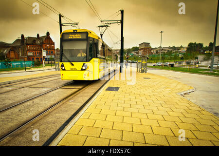 Il Tram che arrivano al ponte di parotite, Oldham, Lancashire, Regno Unito Foto Stock