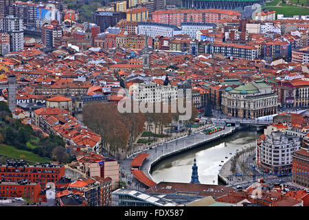 Il 'Casco Viejo', la parte vecchia di Bilbao, Paese Basco (Pais Vasco), Spagna. Vista dalla collina Artxanda. Foto Stock