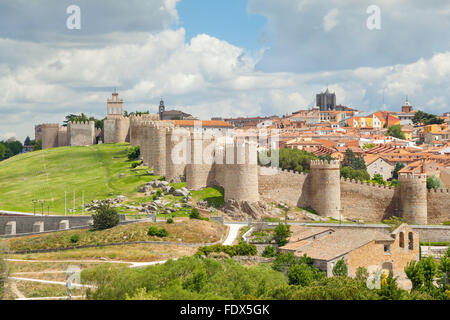 Principale caratteristica storica della città di Avila - Pareti mediewal completata tra l'XI e il XIV secolo Foto Stock