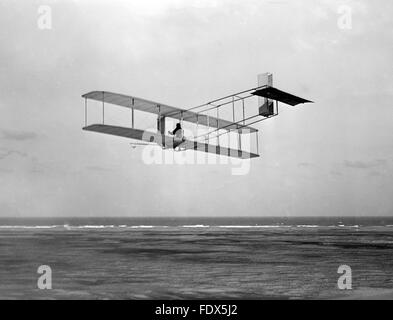 Fratelli Wright costruito aliante in volo a Kitty Hawk, North Carolina. Data sconosciuta ma possibilmente c.1911 Foto Stock