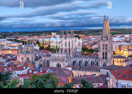 Vista sulla Cattedrale di Burgos dalla collina del castello di sera con pittoreschi sky Foto Stock