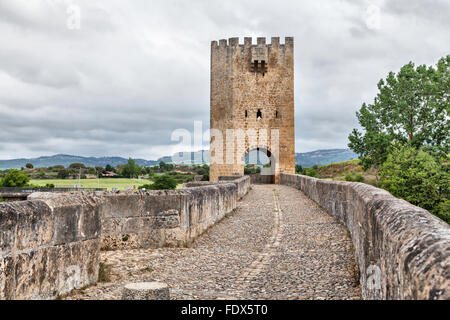 Medievale ponte di pietra in Frias, provincia di Burgos, Spagna Foto Stock