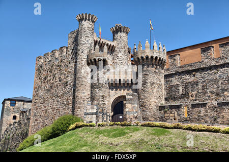 Cancello di ingresso del castello dei templari a Ponferrada, Castiglia e Leon, Spagna Foto Stock