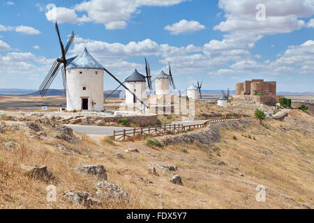 White mulini a vento sulla collina nei pressi del castello di Consuegra, provincia di Toledo, Spagna Foto Stock