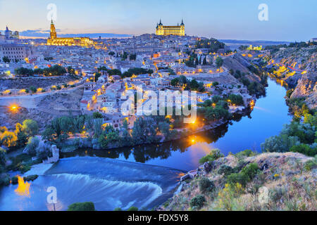 Toledo in serata con pittoresca ansa del fiume Tajo Foto Stock