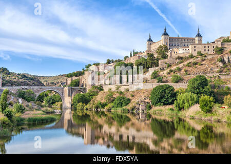 Vista sul Puente de Alcantara e Alcazar de Toledo dal lato del fiume Tago, Toledo, Spagna Foto Stock
