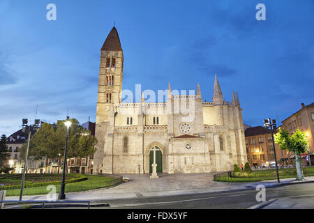 Chiesa di Santa Maria la Antigua in serata, Valladolid, Spagna Foto Stock