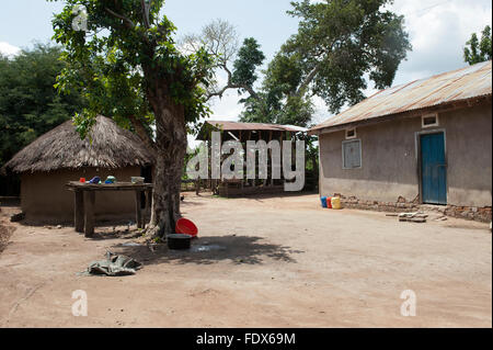 I piccoli contadini cantiere in Uganda, con capre e colture che per auto sufficency. Foto Stock