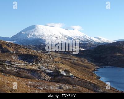 Montagna innevata alla fine del Loch Inchard, vicino Kinlochbervie in Scozia Gennaio 2016 Foto Stock