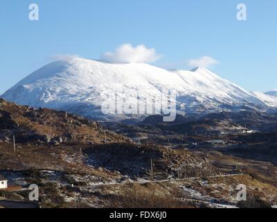 Montagna innevata alla fine del Loch Inchard, vicino Kinlochbervie in Scozia Gennaio 2016 Foto Stock