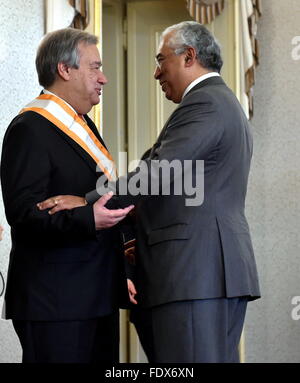 (160202) -- Lisbona, Febbraio 2, 2016 (Xinhua) -- Antonio Guterres (L), ex Alto Commissario delle Nazioni Unite per i rifugiati e il portoghese è congratulato da Primo ministro portoghese Antonio Costa, dopo essere stato insignito dal Presidente Anibal Cavaco Silva la Grande Croce dell'ordine della libertà a Lisbona, in Portogallo il 2 febbraio, 2016. Il governo portoghese sarà nominare Antonio Guterres come candidato per le Nazioni Unite il nuovo segretario generale posizione. Il Segretario Generale delle Nazioni Unite Ban Ki-moon lascerà il suo posto alla fine di questo anno dopo aver servito due termini.(Xinhua/Zhang Liyun) Foto Stock