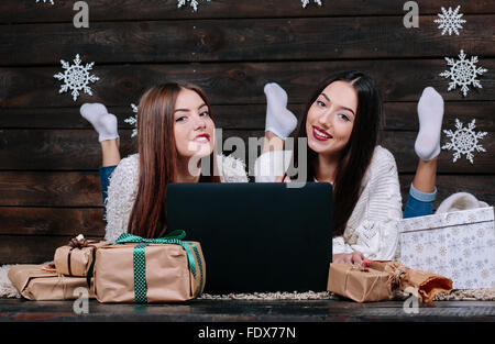 Due belle ragazze giacciono sul pavimento Foto Stock