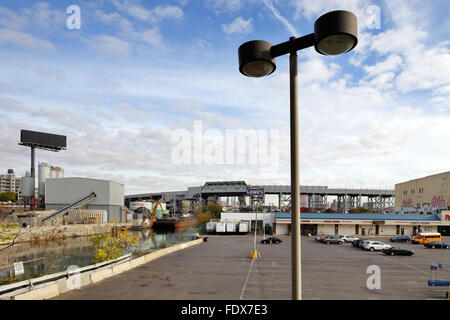 La città di New York, Stati Uniti d'America, parcheggio un LOWE'S DIY store in Brooklyn Foto Stock