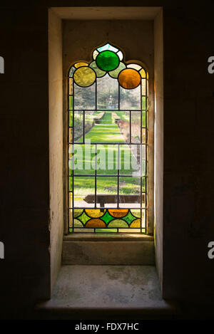 Finestra di vetro colorato da dentro la casa rossa a painswick Rococo Gardens. Cotswolds, Gloucestershire, Regno Unito Foto Stock