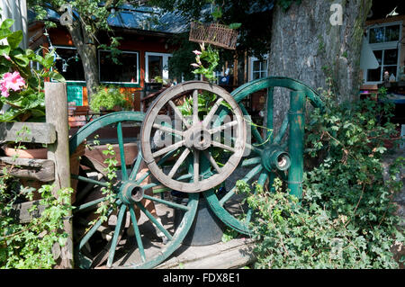 Vecchie ruote di carri utilizzati per fare un recinto di attraente in un heuriger vino ristorante a Kahlenberg, Vienna Foto Stock