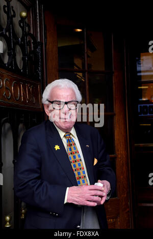 Barry Cryer avente un fumo al di fuori della Oldie of the Year Awards, The Simpsons, Strand, Londra 2 Feb 2016 Foto Stock