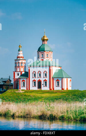 Chiesa di Elia il profeta Elia (chiesa) - La chiesa di Suzdal, Russia. Costruito nel 1744. Anello d'oro della Russia. Chiesa sulla banca Foto Stock