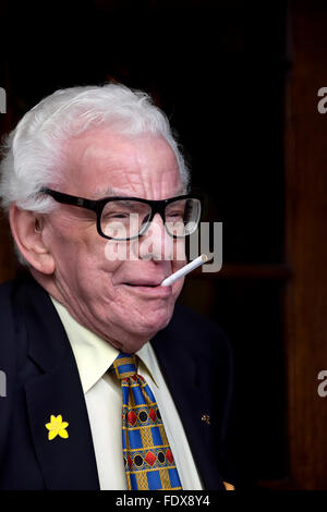 Barry Cryer avente un fumo al di fuori della Oldie of the Year Awards, The Simpsons, Strand, Londra 2 Feb 2016 Foto Stock