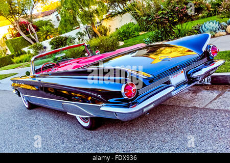 Classic American convertibile auto nero con rosso interni in pelle parcheggiato in una strada in California con la rossa interni in pelle Foto Stock