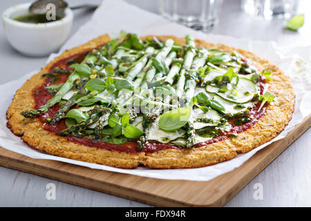 Il cavolfiore verde pizza con spinaci, zucchine e asparagi Foto Stock