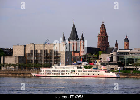 Europa, Deutschland, Renania-Palatinato, Mainz, Uferpromenade mit Rheingoldhalle und Dom San Martin Foto Stock