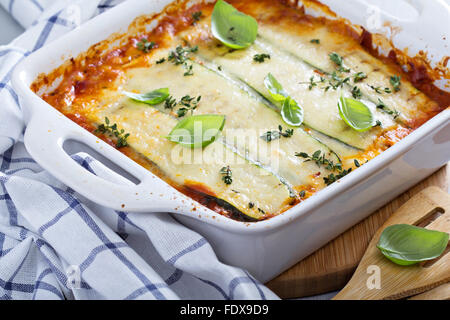 Sana le zucchine lasagne alla bolognese in una teglia Foto Stock