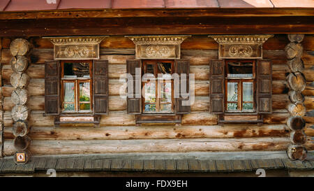 Windows della tradizionale russa casa in legno a Suzdal, Russia Foto Stock
