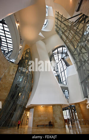 Vista interna del museo Guggenheim accanto al fiume Nervion (ria del Nervion), Bilbao, Paese Basco (Pais Vasco), Spagna. Foto Stock