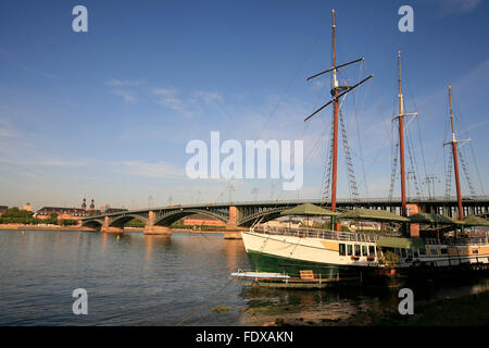 Deutschland, Assia, Wiesbaden, Stadtteil Mainz-Kastel, die Theodor-Heuss-Brücke verbindet das hessische Mainz-Kastel mit dem pfälzischen Mainz Foto Stock