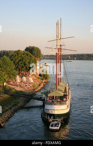 Deutschland, Assia, Wiesbaden, Stadtteil Mainz-Kastel, beach cafe e ristorante nave Foto Stock