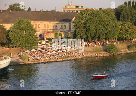 Deutschland, Assia, Wiesbaden, Stadtteil Mainz-Kastel, bar sulla spiaggia Foto Stock