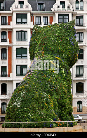 Il Cucciolo" di Jeff Koons al di fuori del Museo Guggenheim, Bilbao, Paesi Baschi. Foto Stock