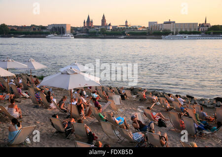 Deutschland, Assia, Wiesbaden, Stadtteil Mainz-Kastel, Strandcafe mit Blick auf die Mainzer Skyline Foto Stock