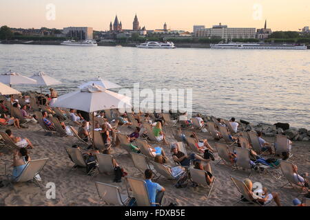 Deutschland, Assia, Wiesbaden, Stadtteil Mainz-Kastel, Strandcafe mit Blick auf die Mainzer Skyline Foto Stock