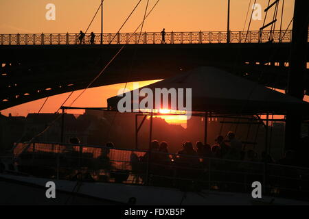 Deutschland, Assia, Wiesbaden, Stadtteil Mainz-Kastel, vor Restaurantschiff Theodor-Heuss-Brücke Foto Stock