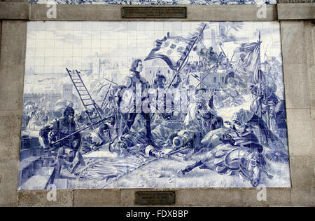 Historic azulejos raffigurante la conquista di Ceuta a alla Stazione Ferroviaria di Sao Bento in porto Foto Stock